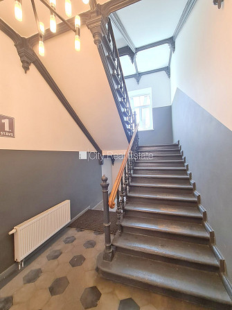 Fasādes māja, renovēta māja, slēgts pagalms, ieeja no ielas, kāpņu telpa pēc kapitālā Rīga - foto 16