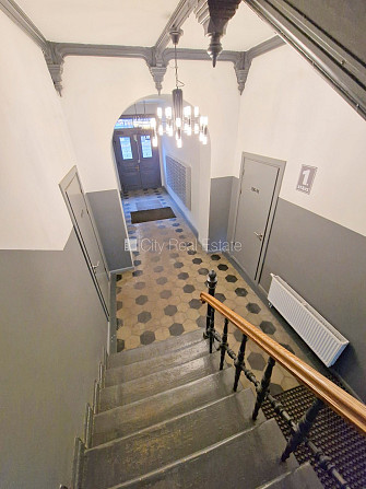 Fasādes māja, renovēta māja, slēgts pagalms, ieeja no ielas, kāpņu telpa pēc kapitālā Rīga - foto 16