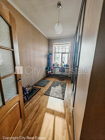 Zeme īpašumā, fasādes māja, restaurēta māja, labiekārtots apzaļumots pagalms, slēgts Rīga - foto 4