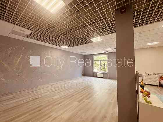 Благоустроенная озеленённая территория, холл 342 м2, центральное отопление, Рига
