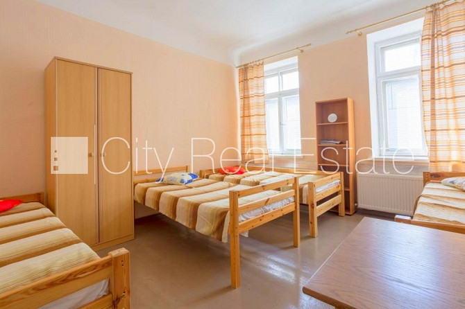 Pagalma ēka, ieeja no pagalma, augstie griesti, gāzes apkure, krāsotas sienas, mainīta Rīga - foto 1