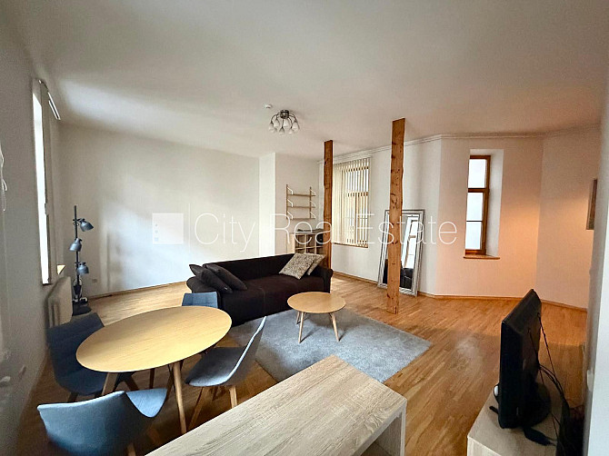 Pagalma māja, slēgts pagalms, ieeja no pagalma, kāpņu telpa pēc kosmētiskā remonta, Rīga - foto 1