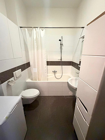 Pagalma māja, slēgts pagalms, ieeja no pagalma, kāpņu telpa pēc kosmētiskā remonta, Rīga - foto 14