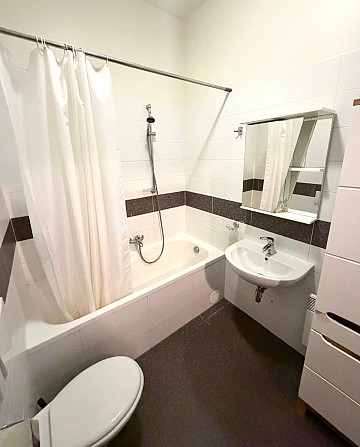 Pagalma māja, slēgts pagalms, ieeja no pagalma, kāpņu telpa pēc kosmētiskā remonta, Rīga - foto 15