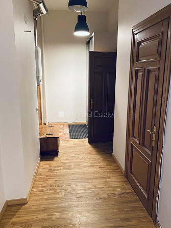Pagalma māja, slēgts pagalms, ieeja no pagalma, kāpņu telpa pēc kosmētiskā remonta, Rīga - foto 9