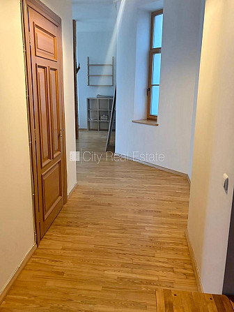 Pagalma māja, slēgts pagalms, ieeja no pagalma, kāpņu telpa pēc kosmētiskā remonta, Rīga - foto 10