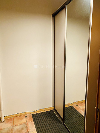 Pagalma māja, slēgts pagalms, ieeja no pagalma, kāpņu telpa pēc kosmētiskā remonta, Rīga - foto 11