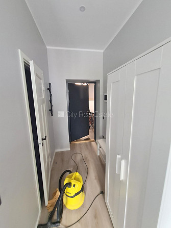 Fasādes māja, renovēta māja, ieeja no ielas, kāpņu telpa pēc kapitālā remonta, logi Rīga - foto 10