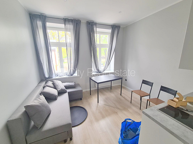 Fasādes māja, renovēta māja, ieeja no ielas, kāpņu telpa pēc kapitālā remonta, logi Rīga - foto 1