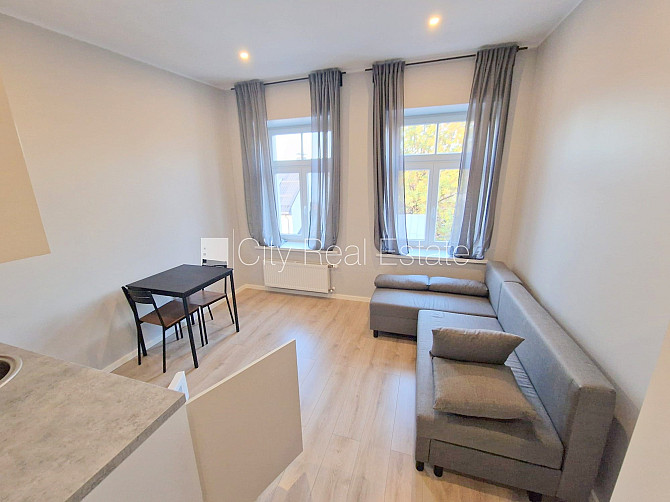 Fasādes māja, renovēta māja, ieeja no ielas, kāpņu telpa pēc kosmētiskā remonta, logi Rīga - foto 10