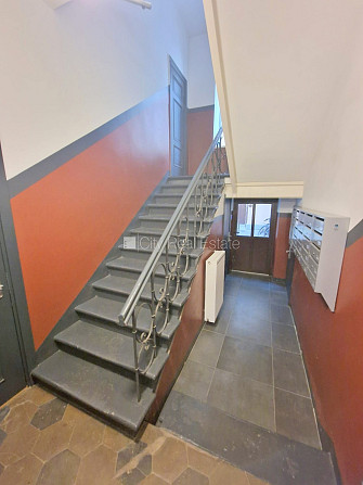 Fasādes māja, renovēta māja, ieeja no ielas, kāpņu telpa pēc kosmētiskā remonta, logi Rīga - foto 19