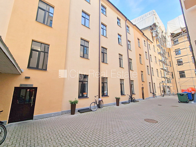 Fasādes māja, renovēta māja, ieeja no ielas, kāpņu telpa pēc kosmētiskā remonta, logi Rīga - foto 20