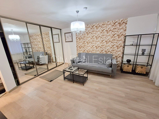 Fasādes māja, vieta automašīnai, ieeja no pagalma, lodžija 7,6 m2, logi vērsti uz pagalma Rīga - foto 3