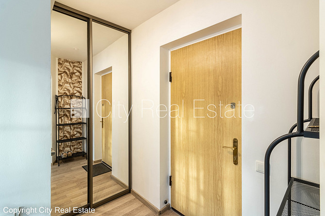 Fasādes māja, vieta automašīnai, ieeja no pagalma, lodžija 7,6 m2, logi vērsti uz pagalma Rīga - foto 16