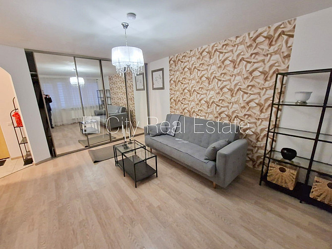 Fasādes māja, vieta automašīnai, ieeja no pagalma, lodžija 7,6 m2, logi vērsti uz pagalma Rīga - foto 2