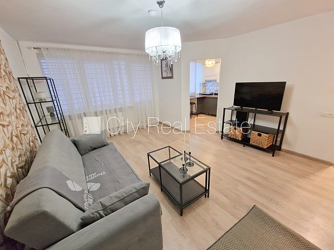 Fasādes māja, vieta automašīnai, ieeja no pagalma, lodžija 7,6 m2, logi vērsti uz pagalma Rīga - foto 1