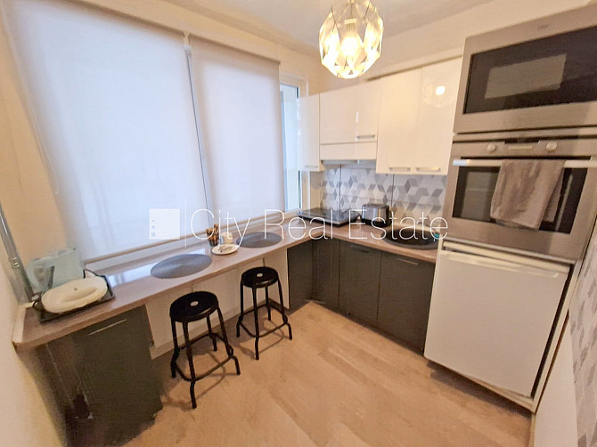 Fasādes māja, vieta automašīnai, ieeja no pagalma, lodžija 7,6 m2, logi vērsti uz pagalma Rīga - foto 11