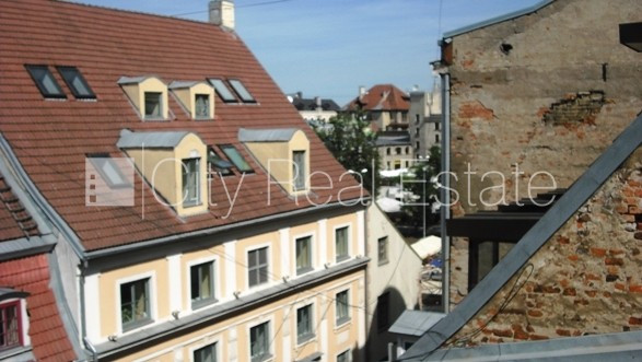 Mansards, logi vērsti mājas abās pusēs, guļamistabu skaits 2 gab., vannas istabu skaits 1 Rīga - foto 19