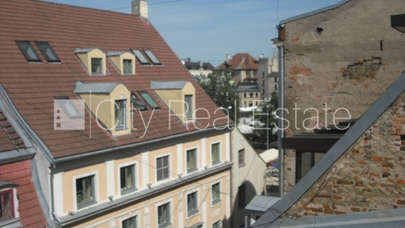 Mansards, logi vērsti mājas abās pusēs, guļamistabu skaits 2 gab., vannas istabu skaits 1 Rīga - foto 17