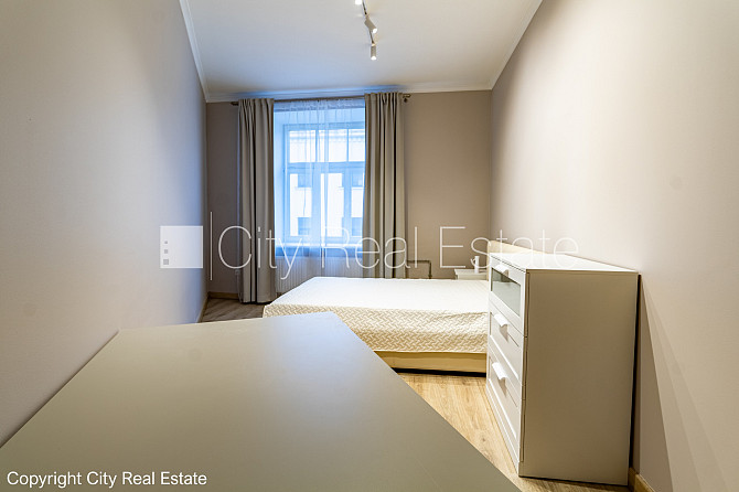 Fasādes māja, renovēta māja, ieeja no ielas, kāpņu telpa pēc kapitālā remonta, logi Rīga - foto 12
