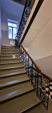 Fasādes māja, renovēta māja, ieeja no ielas, kāpņu telpa pēc kapitālā remonta, logi Rīga - foto 18