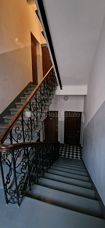 Fasādes māja, renovēta māja, ieeja no ielas, kāpņu telpa pēc kapitālā remonta, logi Rīga - foto 19
