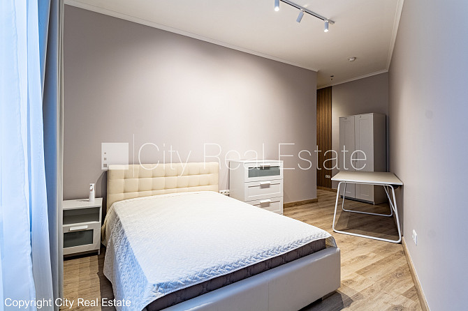 Fasādes māja, renovēta māja, ieeja no ielas, kāpņu telpa pēc kapitālā remonta, logi Rīga - foto 13