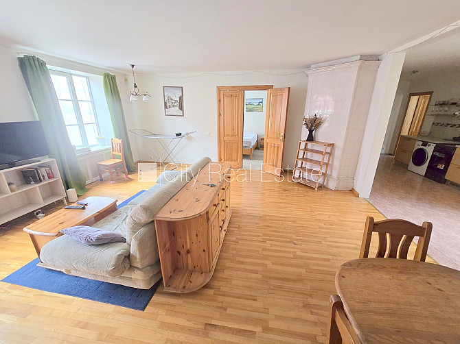 Fasādes māja, ieeja no ielas, kāpņu telpa pēc kosmētiskā remonta, logi vērsti mājas abās Rīga - foto 10