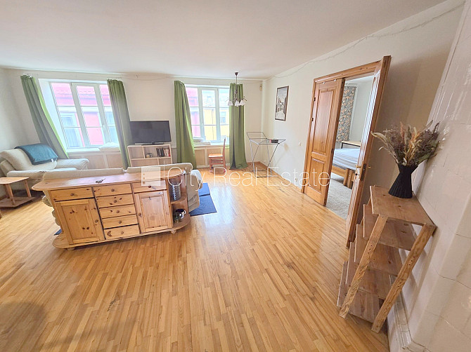 Fasādes māja, ieeja no ielas, kāpņu telpa pēc kosmētiskā remonta, logi vērsti mājas abās Rīga - foto 9