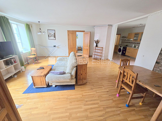 Fasādes māja, ieeja no ielas, kāpņu telpa pēc kosmētiskā remonta, logi vērsti mājas abās Rīga - foto 7