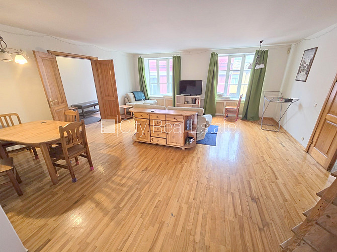 Fasādes māja, ieeja no ielas, kāpņu telpa pēc kosmētiskā remonta, logi vērsti mājas abās Rīga - foto 1