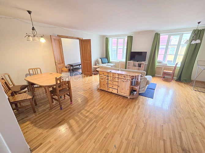 Fasādes māja, ieeja no ielas, kāpņu telpa pēc kosmētiskā remonta, logi vērsti mājas abās Rīga - foto 8