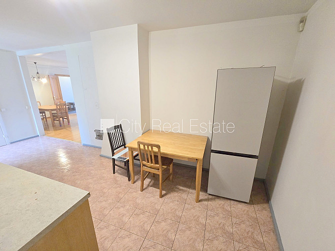 Fasādes māja, ieeja no ielas, kāpņu telpa pēc kosmētiskā remonta, logi vērsti mājas abās Rīga - foto 18
