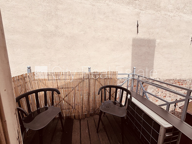 Fasādes māja, ieeja no ielas, kāpņu telpa pēc kosmētiskā remonta, balkons, logi vērsti Rīga - foto 20