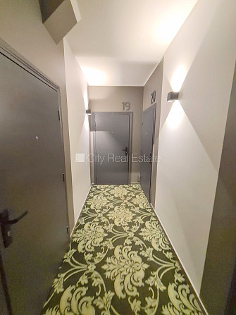Fasādes māja, renovēta māja, ieeja no ielas un pagalma, ir lifts, kāpņu telpa pēc kapitālā Rīga - foto 18