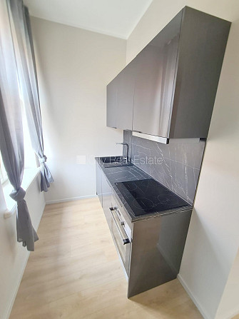 Fasādes māja, renovēta māja, ieeja no ielas un pagalma, ir lifts, kāpņu telpa pēc kapitālā Rīga - foto 11