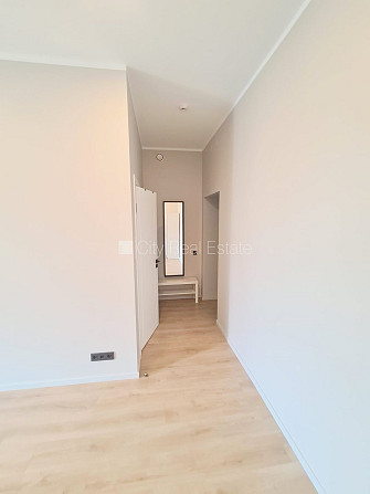Fasādes māja, renovēta māja, ieeja no ielas un pagalma, ir lifts, kāpņu telpa pēc kapitālā Rīga - foto 17