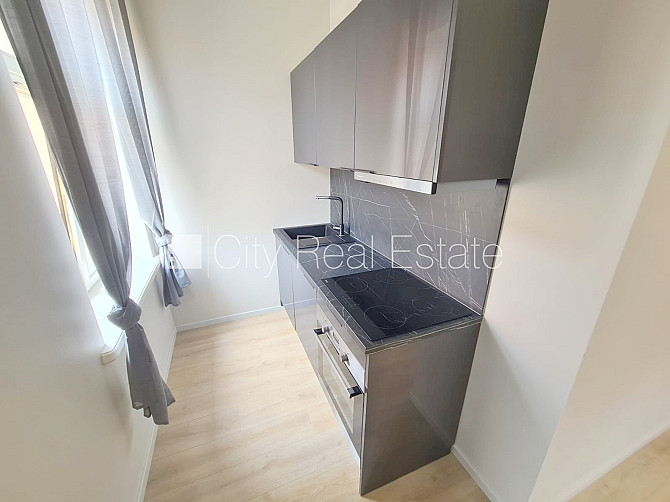 Fasādes māja, renovēta māja, ieeja no ielas un pagalma, ir lifts, kāpņu telpa pēc kapitālā Rīga - foto 12