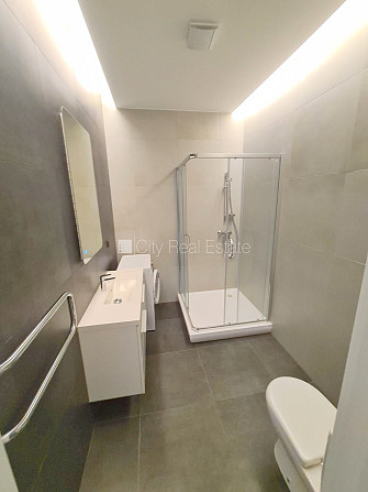 Fasādes māja, renovēta māja, ieeja no ielas un pagalma, ir lifts, kāpņu telpa pēc kapitālā Rīga - foto 15