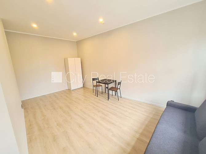 Fasādes māja, renovēta māja, ieeja no ielas un pagalma, ir lifts, kāpņu telpa pēc kapitālā Rīga - foto 10