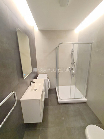 Fasādes māja, renovēta māja, ieeja no ielas un pagalma, ir lifts, kāpņu telpa pēc kapitālā Rīga - foto 14