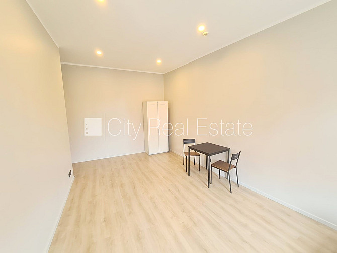 Fasādes māja, renovēta māja, ieeja no ielas un pagalma, ir lifts, kāpņu telpa pēc kapitālā Rīga - foto 7