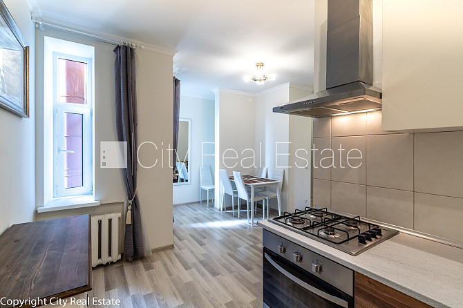 Fasādes māja, kāpņu telpa pēc kosmētiskā remonta, istabas izolētas 2 gab., centrālā Rīga - foto 9