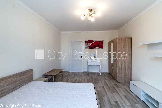 Fasādes māja, kāpņu telpa pēc kosmētiskā remonta, istabas izolētas 2 gab., centrālā Rīga - foto 16