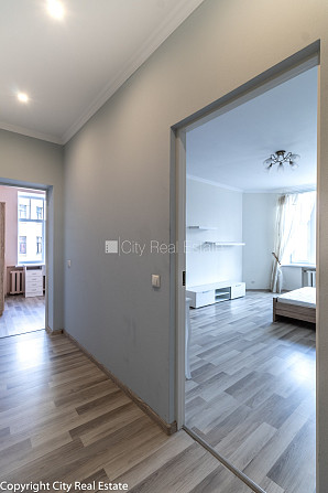 Fasādes māja, kāpņu telpa pēc kosmētiskā remonta, istabas izolētas 2 gab., centrālā Rīga - foto 17