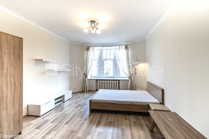 Fasādes māja, kāpņu telpa pēc kosmētiskā remonta, istabas izolētas 2 gab., centrālā Rīga - foto 12