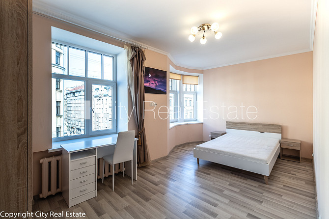 Fasādes māja, kāpņu telpa pēc kosmētiskā remonta, istabas izolētas 2 gab., centrālā Rīga - foto 18