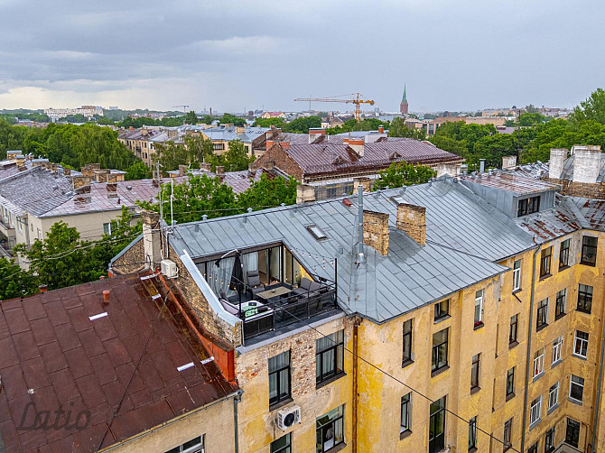 Pārdodu mūsdienīgu divu līmeņu dzīvokli, kas ir gaišs, saulains un pārdomāti izplānots, Rīga - foto 1