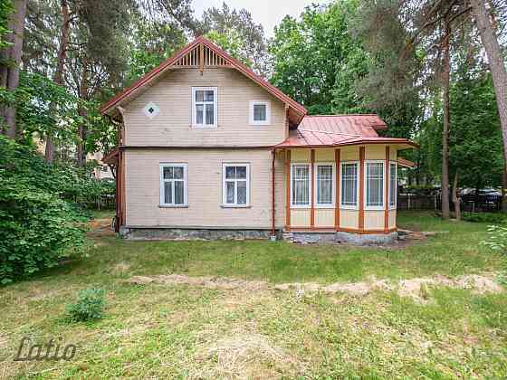 Piedāvājam unikālu iespēju iegādāties vizuāli saistošu 19. gadsimta beigu dzīvojamo māju Jūrmalā, pa Jūrmala