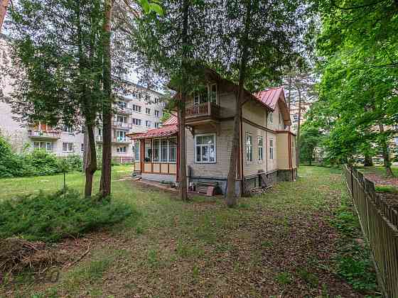 Piedāvājam unikālu iespēju iegādāties vizuāli saistošu 19. gadsimta beigu dzīvojamo māju Jūrmalā, pa Jūrmala